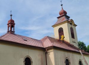 Čištění, nátěr věže a střechy kostela  Jičín