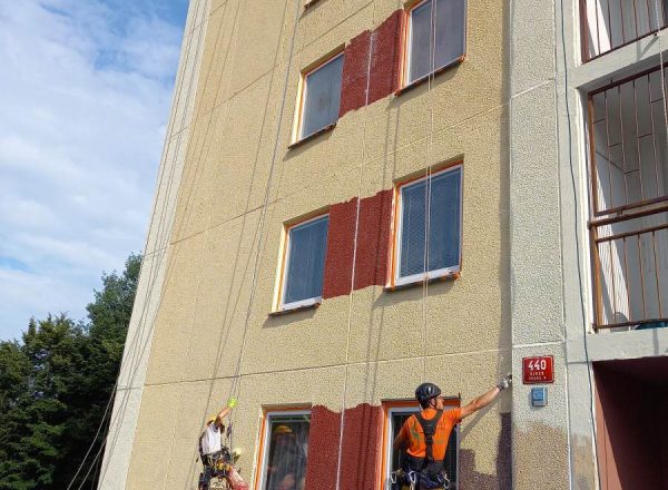 Oprava a nátěr panelového domu Pardubice