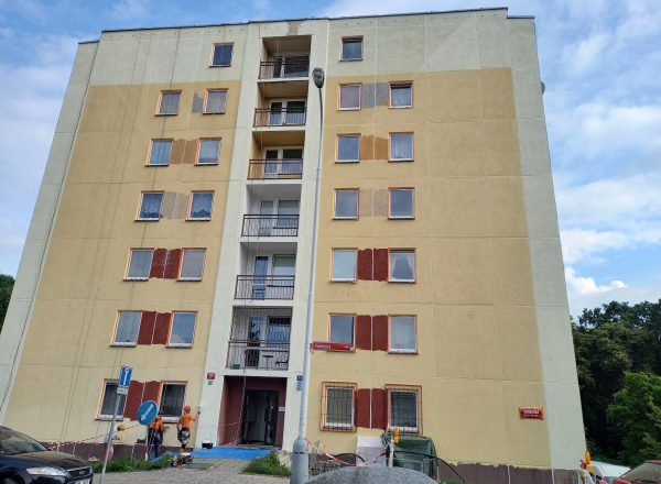 Oprava a nátěr panelového domu Pardubice