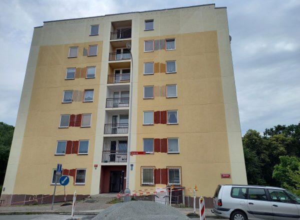 Oprava a nátěr panelového domu Pardubice