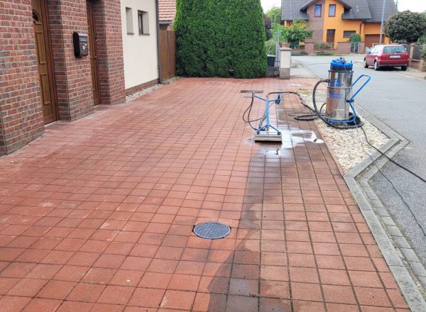 Broušení krovu a čištění dlažby u rodinného domu Pardubice