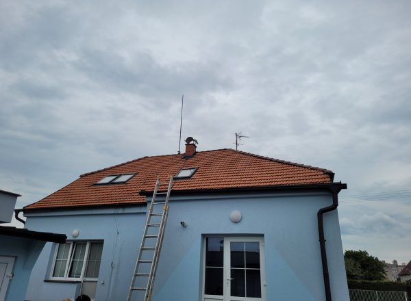 Čištění pálené střešní krytiny a nátěr fasády