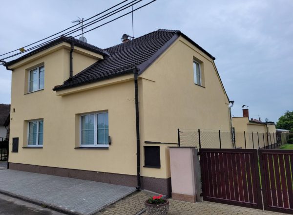 Čištění pálené střešní krytiny a nátěr fasády