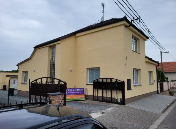 Čištění pálené střešní krytiny a nátěr fasády