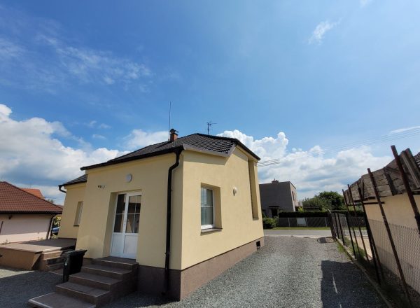 Čištění pálené střešní krytiny a nátěr fasády