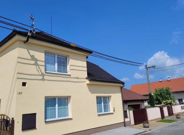 Čištění pálené střešní krytiny a nátěr fasády
