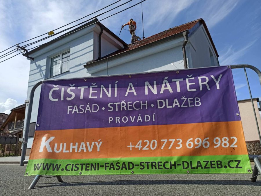 Čištění pálené střešní krytiny a nátěr fasády