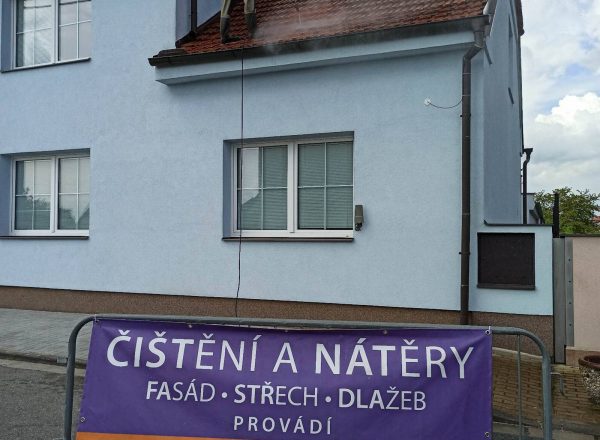 Čištění pálené střešní krytiny a nátěr fasády