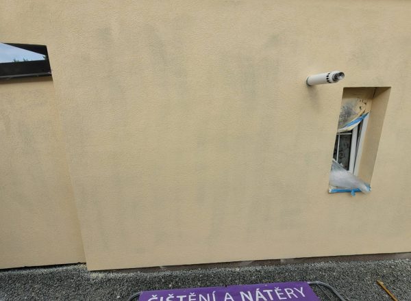 Čištění pálené střešní krytiny a nátěr fasády