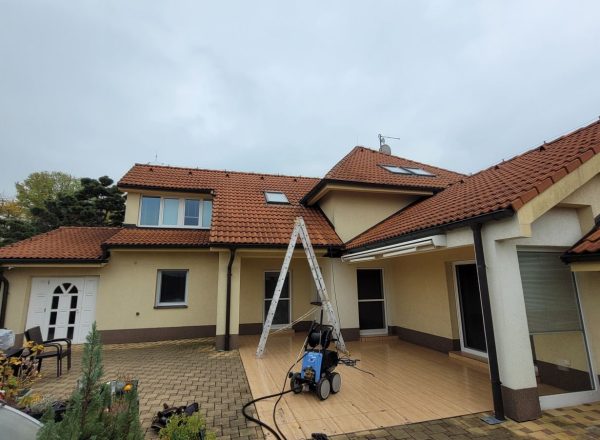 Čištění střechy a nátěr fasády