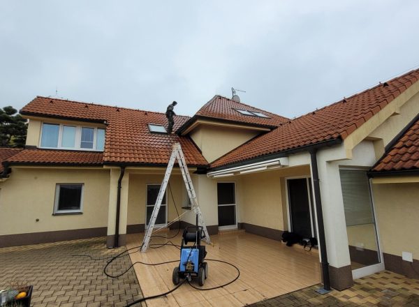 Čištění střechy a nátěr fasády