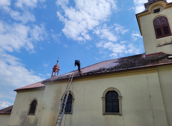 Čištění, nátěr věže a střechy kostela Jičín