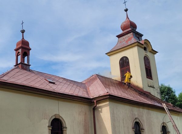 Čištění, nátěr věže a střechy kostela Jičín