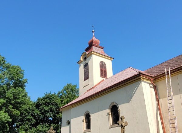 Čištění, nátěr věže a střechy kostela Jičín