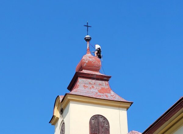 Čištění, nátěr věže a střechy kostela Jičín