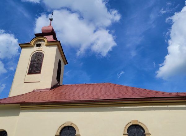 Čištění, nátěr věže a střechy kostela Jičín