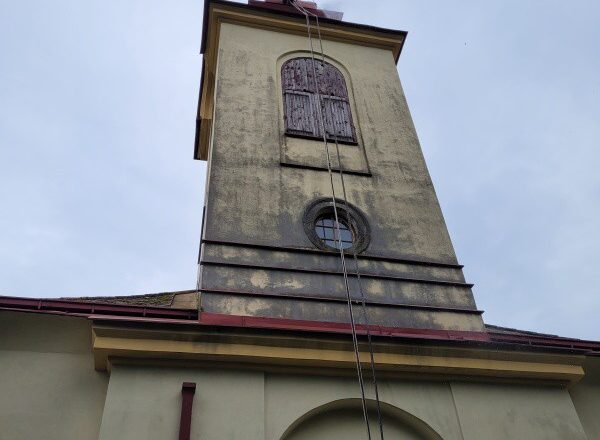 Čištění, nátěr věže a střechy kostela Jičín
