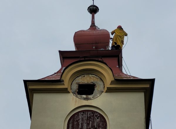 Čištění, nátěr věže a střechy kostela Jičín