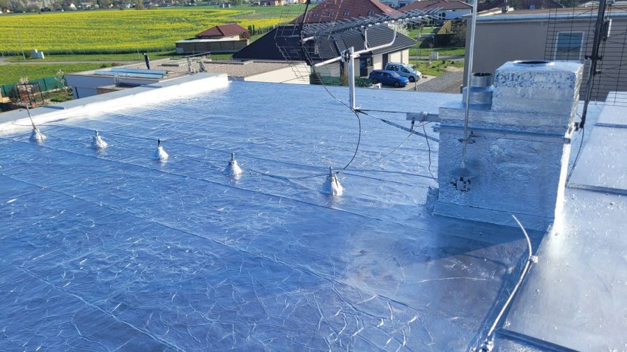 Ochranný nátěr reflexol na starší asfaltovou střechu Dražkovice