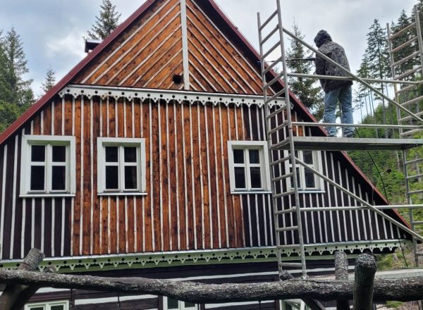 Renovace nátěru roubené chalupy Ministerstva zemědělství Malá Úpa