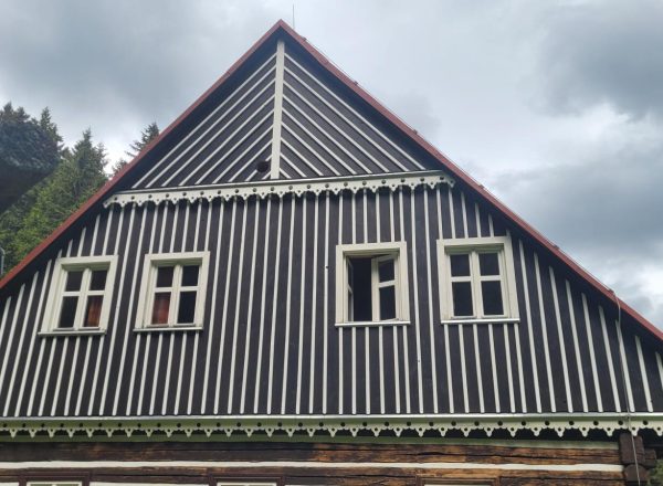 Renovace nátěru roubené chalupy Ministerstva zemědělství Malá Úpa