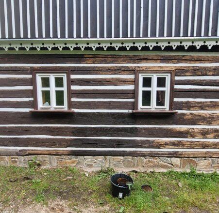 Renovace nátěru roubené chalupy Ministerstva zemědělství Malá Úpa