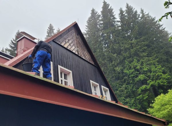 Renovace nátěru roubené chalupy Ministerstva zemědělství Malá Úpa