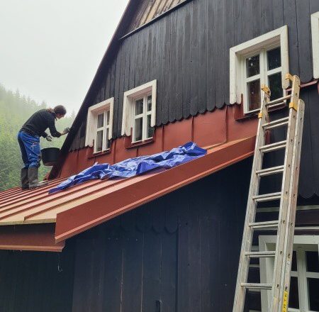 Renovace nátěru roubené chalupy Ministerstva zemědělství Malá Úpa