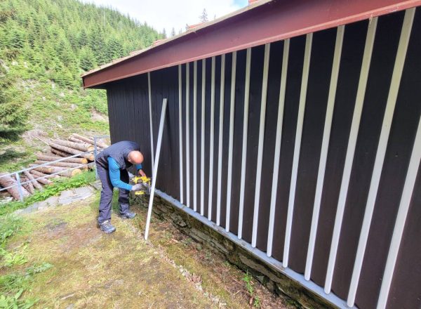 Renovace nátěru roubené chalupy Ministerstva zemědělství Malá Úpa