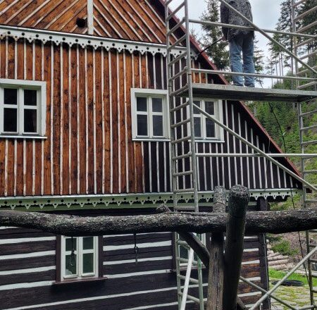 Renovace nátěru roubené chalupy Ministerstva zemědělství Malá Úpa