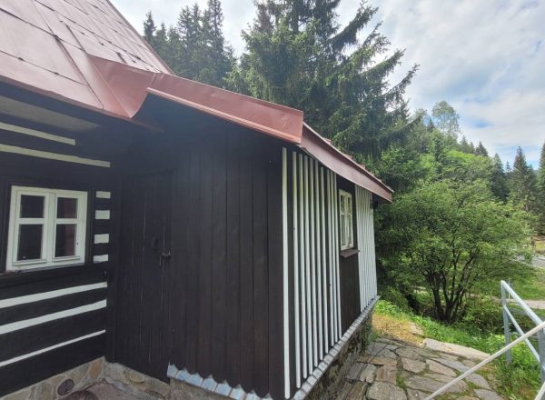 Renovace nátěru roubené chalupy Ministerstva zemědělství Malá Úpa