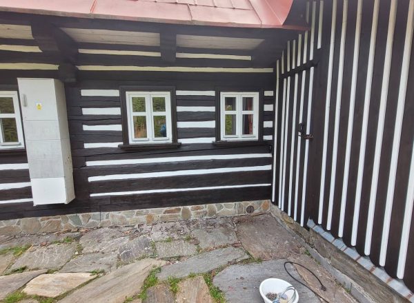 Renovace nátěru roubené chalupy Ministerstva zemědělství Malá Úpa