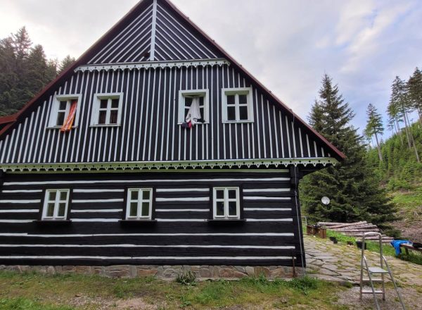 Renovace nátěru roubené chalupy Ministerstva zemědělství Malá Úpa