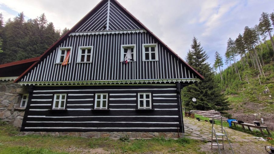 Renovace nátěru roubené chalupy Ministerstva zemědělství Malá Úpa
