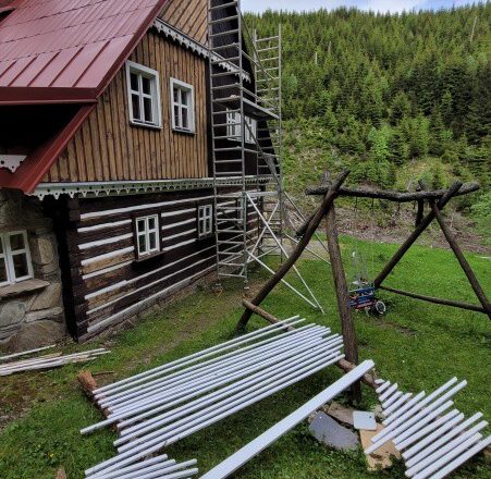 Renovace nátěru roubené chalupy Ministerstva zemědělství Malá Úpa