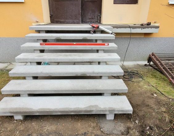 Renovace schodišťe a podest panelového domu