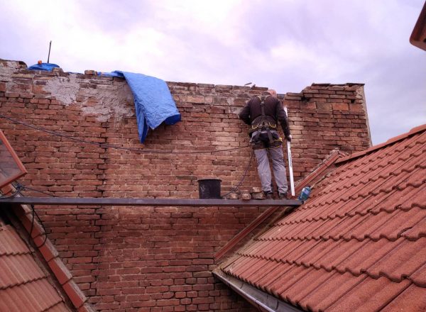 Zateplení štítové zdi, strukturovaná omitka, klempířské práce